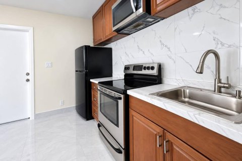 Commercial property in Deerfield Beach, Florida 1 bedroom, 132.11 sq.m. № 2366061