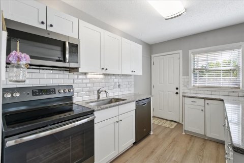 House in Saint Petersburg, Florida 2 bedrooms, 83.61 sq.m. № 2227984 - photo 9