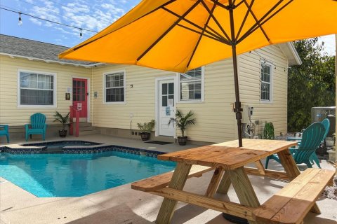 House in Saint Petersburg, Florida 2 bedrooms, 83.61 sq.m. № 2227984 - photo 4