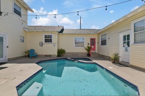 House in Saint Petersburg, Florida 2 bedrooms, 83.61 sq.m. № 2227984 - photo 20