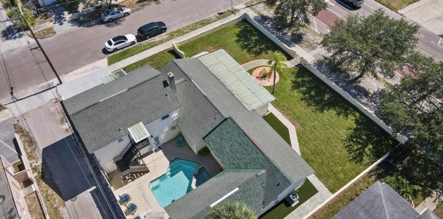 House in Saint Petersburg, Florida 2 bedrooms, 83.61 sq.m. № 2227984