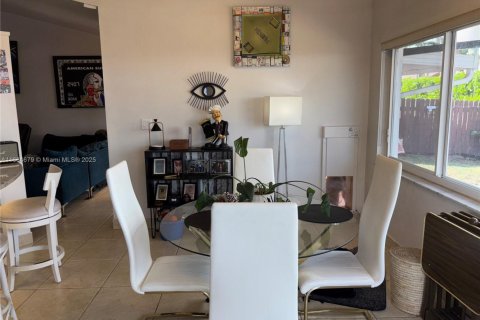 Casa en venta en Miami, Florida, 4 dormitorios № 1421783 - foto 30