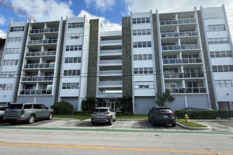 Снять в аренду кондоминиум в Бей-Харбор-Айлендс, Флорида 1 спальня, 104.52м2, № 1985984 - фото 1