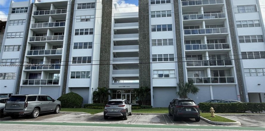 Кондоминиум с 1 спальней в Бей-Харбор-Айлендс, Флорида № 1985984