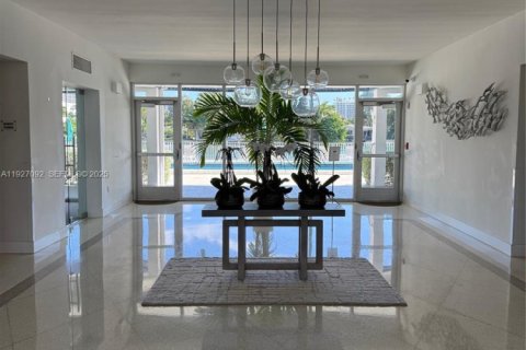 Снять в аренду кондоминиум в Бей-Харбор-Айлендс, Флорида 1 спальня, 104.52м2, № 1985984 - фото 3