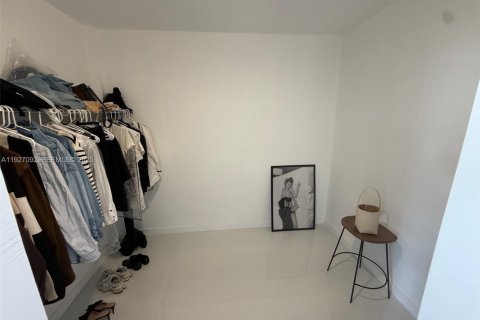 Снять в аренду кондоминиум в Бей-Харбор-Айлендс, Флорида 1 спальня, 104.52м2, № 1985984 - фото 12