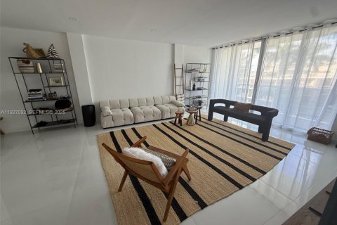 Снять в аренду кондоминиум в Бей-Харбор-Айлендс, Флорида 1 спальня, 104.52м2, № 1985984 - фото 6