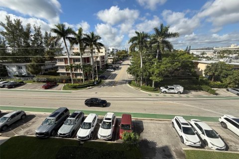 Снять в аренду кондоминиум в Бей-Харбор-Айлендс, Флорида 1 спальня, 104.52м2, № 1985984 - фото 15