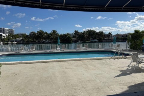 Снять в аренду кондоминиум в Бей-Харбор-Айлендс, Флорида 1 спальня, 104.52м2, № 1985984 - фото 14