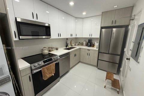 Снять в аренду кондоминиум в Бей-Харбор-Айлендс, Флорида 1 спальня, 104.52м2, № 1985984 - фото 9