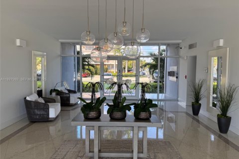 Снять в аренду кондоминиум в Бей-Харбор-Айлендс, Флорида 1 спальня, 104.52м2, № 1985984 - фото 2