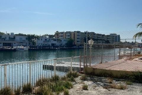 Снять в аренду кондоминиум в Майами-Бич, Флорида 1 спальня, 78.13м2, № 1983964 - фото 1