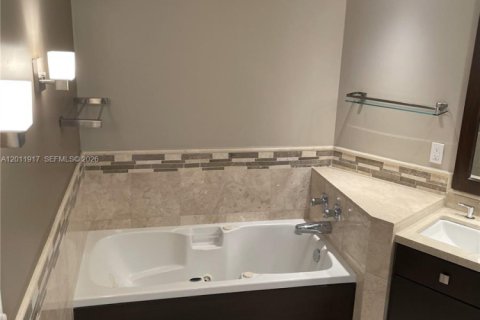 Condominio en alquiler en Miami, Florida, 1 dormitorio, 133.78 m2 № 2074959 - foto 12