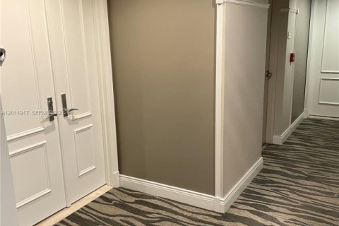 Condominio en alquiler en Miami, Florida, 1 dormitorio, 133.78 m2 № 2074959 - foto 2