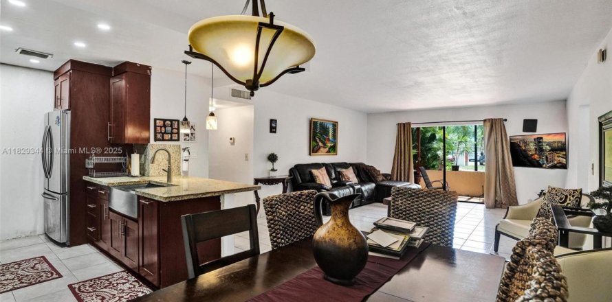 Condominio en Miami, Florida, 3 dormitorios  № 1809383