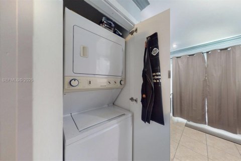 Touwnhouse à vendre à Miami, Floride: 2 chambres, 108.7 m2 № 1990443 - photo 10