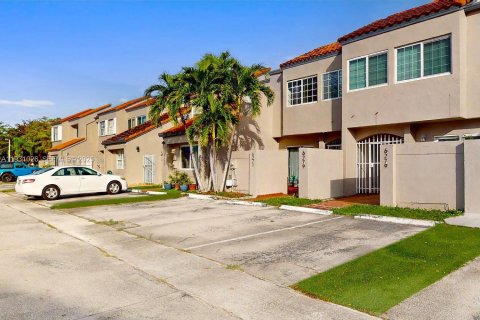 Touwnhouse à vendre à Miami, Floride: 2 chambres, 108.7 m2 № 1990443 - photo 2