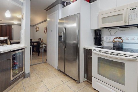 Touwnhouse à vendre à Miami, Floride: 2 chambres, 108.7 m2 № 1990443 - photo 7