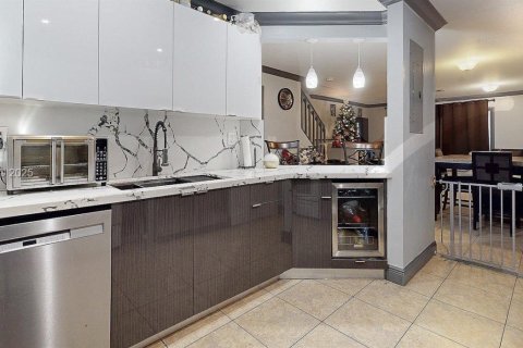 Touwnhouse à vendre à Miami, Floride: 2 chambres, 108.7 m2 № 1990443 - photo 5