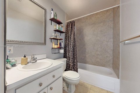 Touwnhouse à vendre à Miami, Floride: 2 chambres, 108.7 m2 № 1990443 - photo 21