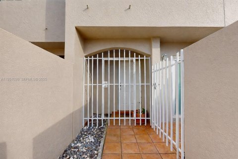 Touwnhouse à vendre à Miami, Floride: 2 chambres, 108.7 m2 № 1990443 - photo 3