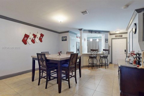 Touwnhouse à vendre à Miami, Floride: 2 chambres, 108.7 m2 № 1990443 - photo 11