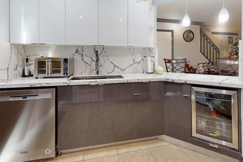 Touwnhouse à vendre à Miami, Floride: 2 chambres, 108.7 m2 № 1990443 - photo 6