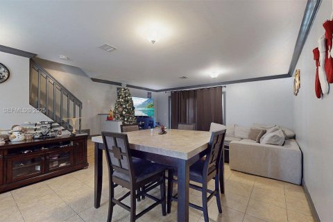 Touwnhouse à vendre à Miami, Floride: 2 chambres, 108.7 m2 № 1990443 - photo 12