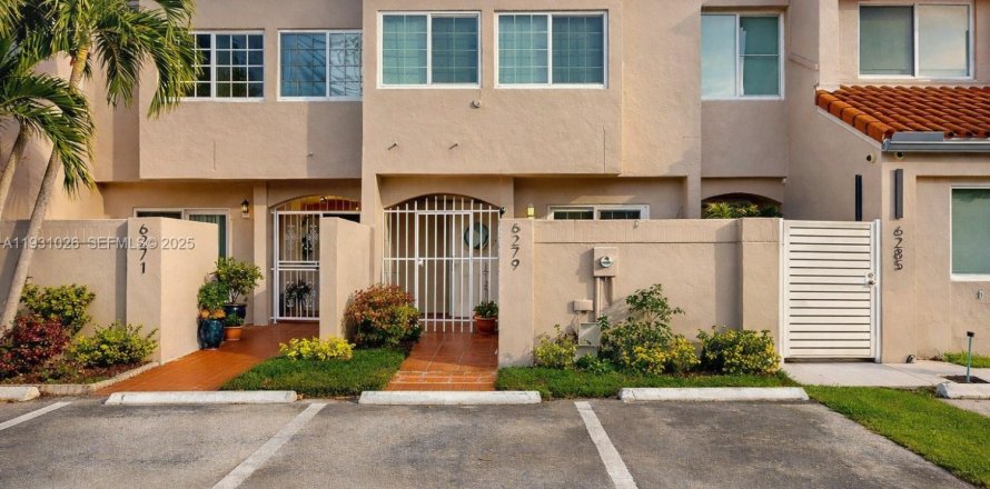 Touwnhouse à Miami, Floride 2 chambres, 108.7 m2 № 1990443