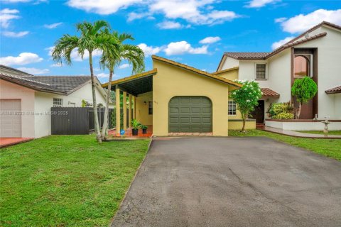 Casa en venta en Hialeah, Florida, 4 dormitorios, 146.6 m2 № 1775237 - foto 1