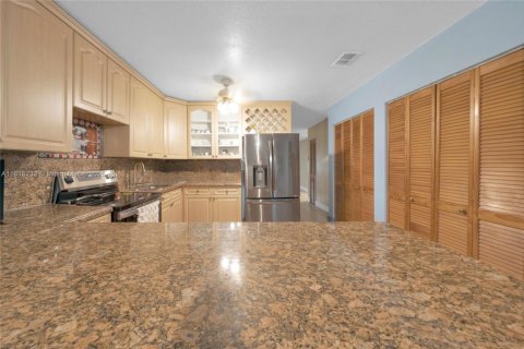 Casa en venta en Hialeah, Florida, 4 dormitorios, 146.6 m2 № 1775237 - foto 11