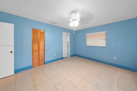 Casa en venta en Hialeah, Florida, 4 dormitorios, 146.6 m2 № 1775237 - foto 16