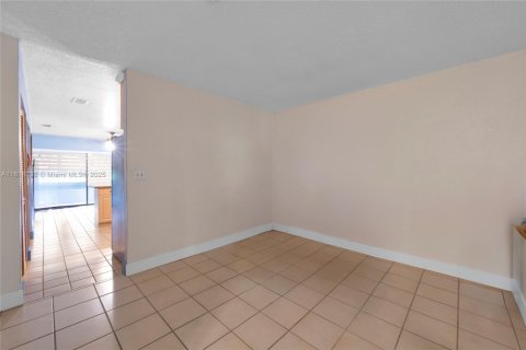 Casa en venta en Hialeah, Florida, 4 dormitorios, 146.6 m2 № 1775237 - foto 12