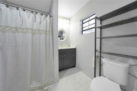 Casa en venta en Hialeah, Florida, 4 dormitorios, 146.6 m2 № 1775237 - foto 7