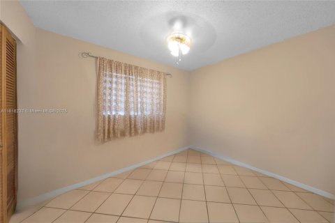 Casa en venta en Hialeah, Florida, 4 dormitorios, 146.6 m2 № 1775237 - foto 15