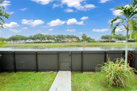 Casa en venta en Hialeah, Florida, 4 dormitorios, 146.6 m2 № 1775237 - foto 2