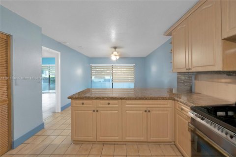 Casa en venta en Hialeah, Florida, 4 dormitorios, 146.6 m2 № 1775237 - foto 10