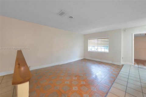 Casa en venta en Hialeah, Florida, 4 dormitorios, 146.6 m2 № 1775237 - foto 6