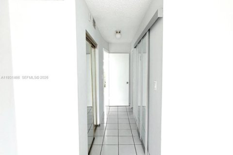 Condo in Miami, Florida, 1 bedroom  № 1993782 - photo 11