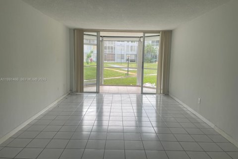 Condo in Miami, Florida, 1 bedroom  № 1993782 - photo 17