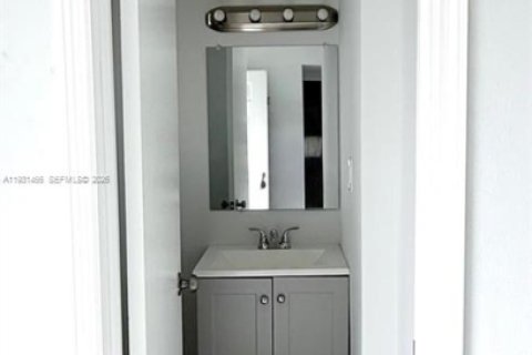 Condo in Miami, Florida, 1 bedroom  № 1993782 - photo 15