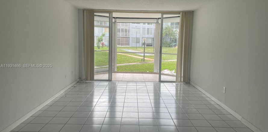 Condominio en Miami, Florida, 1 dormitorio  № 1993782