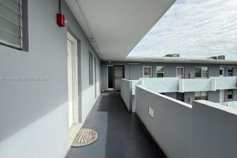 Condo in Miami, Florida, 1 bedroom  № 1993782 - photo 8