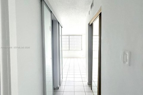 Condo in Miami, Florida, 1 bedroom  № 1993782 - photo 10