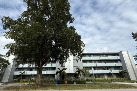 Condo in Miami, Florida, 1 bedroom  № 1993782 - photo 6