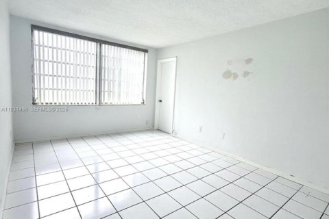 Condo in Miami, Florida, 1 bedroom  № 1993782 - photo 13