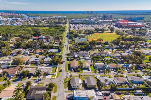Commercial property in Dania Beach, Florida 155.52 sq.m. № 1861927 - photo 14