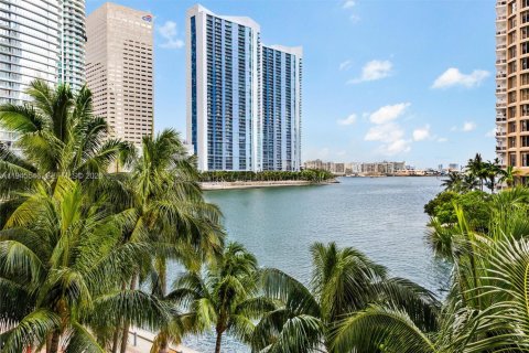 Condominio en venta en Miami, Florida, 1 dormitorio, 81.94 m2 № 2003022 - foto 2