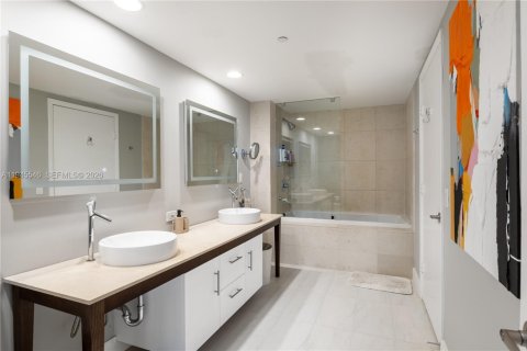 Condominio en venta en Miami, Florida, 1 dormitorio, 81.94 m2 № 2003022 - foto 16