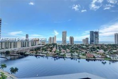 Condominio en alquiler en Aventura, Florida, 3 dormitorios, 157.38 m2 № 2035531 - foto 2